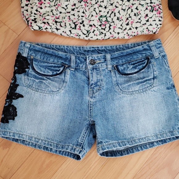 Toura Pants - Boho denim shorts w/ black roses